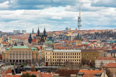 Çek Prag 'daki eski tarihi Prag kasabasının panoraması, güneşli bir günde kale tepesinden eski kasaba meydanına manzara, Orta Bohemya, Çek Cumhuriyeti