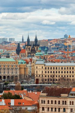 Çek Prag 'daki eski tarihi Prag kasabasının panoraması, güneşli bir günde kale tepesinden eski kasaba meydanına manzara, Orta Bohemya, Çek Cumhuriyeti