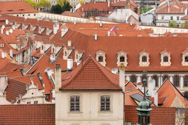 Prag 'ın tarihi Prag kentinin panoraması güneşli bir günde Castle Hill' den kırmızı çatılara, Orta Bohemya 'ya, Çek Cumhuriyeti