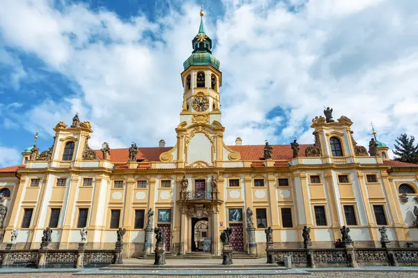 Loreta Manastırı, Prag 'ın Hradcany bölgesindeki hac yeri. Manastır, Lords Birth Kilisesi, Santa Casa ve ünlü çanı olan saat kulesi. Merkez Bohemya, Çek Cumhuriyeti