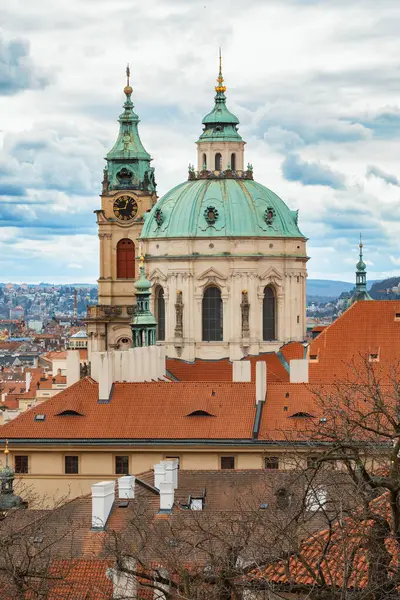 Prag 'ın tarihi Prag kentinin Panorama' sı güneşli bir günde Castle Hill 'den Saint Nicholas Kilisesi' nin önünde manzara. Merkez Bohemya, Çek Cumhuriyeti