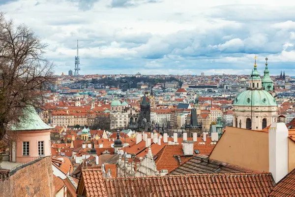 Prag 'ın tarihi Prag kentinin Panorama' sı güneşli bir günde Castle Hill 'den Saint Nicholas Kilisesi' nin önünde manzara. Merkez Bohemya, Çek Cumhuriyeti