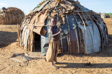 Omorate, Omo Vadisi, Etiyopya - 11 Mayıs 2019: Dasanesh köyünden çocuklar. Daasanach Etiyopya, Kenya ve Güney Sudan 'da yaşayan Hristiyan etnik gruptur.