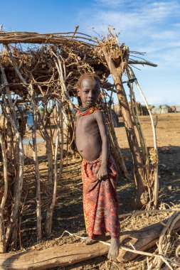 Omorate, Omo Vadisi, Etiyopya - 11 Mayıs 2019: Dasanesh köyünden çocuklar. Daasanach Etiyopya, Kenya ve Güney Sudan 'da yaşayan Hristiyan etnik gruptur.