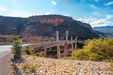 Debre Markos, Simien Dağları Amhara Bölgesi, Etiyopya yakınlarındaki Mavi Nil nehri üzerinde yeni bir köprüyle vadiye bakın..