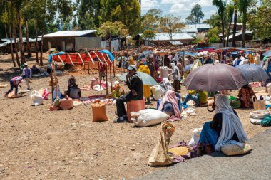 DEBRE LİBANOS, ETHIOPIA - 19 Nisan 2019: Tanımlanamayan Etiyopya halkı, Debre Libanos Katedrali 'ni 19 Nisan' da sattı. 2019, Debre Libanos, Oromia Bölgesi Etiyopya