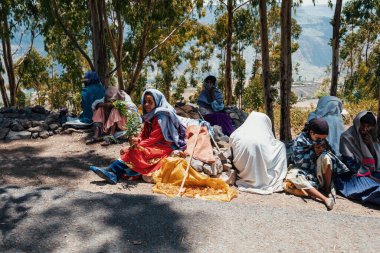 DEBRE LİBANOS, ETHIOPIA - 19 Nisan 2019: Tanımlanamayan Etiyopya halkı 19 Nisan 'da Debre Libanos Katedrali yakınlarında sokak pazarı sattı. 2019, Debre Libanos, Oromia Bölgesi Etiyopya