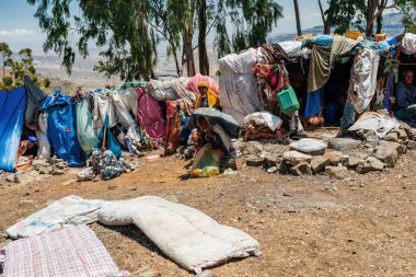 DEBRE LİBANOS, ETHIOPIA - 19 Nisan 2019: Tanımlanamayan Etiyopya halkı 19 Nisan 'da Debre Libanos Katedrali yakınlarında sokak pazarı sattı. Debre Libanos, Etiyopya 'da 2019