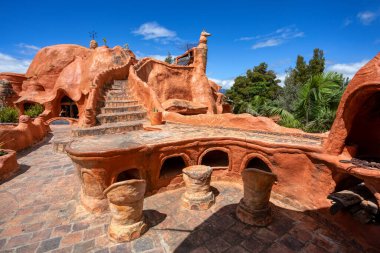 Casa Terracota, büyülü bir yer, mimari ve tasarım ve diğer sanat ve zanaatlar bir araya gelir. Kolombiya Boyaca Bölümü, Leyva 'daki kil köşkünden yapılmış ev..