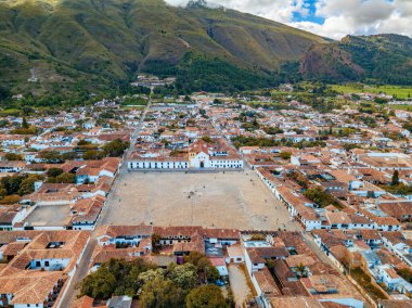 Villa de Leyva, Plaza Belediye Başkanı olarak bilinen sömürge kasabası, Güney Amerika 'nın en büyük taş döşeli meydanı, kaldırımlı sokaklar, beyazlatılmış binalar ve tarihi UNESCO mimarisi. Boyaca, Kolombiya.