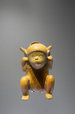 Kolombiya öncesi altın eseri. Müze del Oro 'da heykel. Güney Amerika yerlilerinin uygarlığından altın bir eser. Ünlü Altın Müzesi, Bogota, Kolombiya.