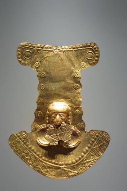 Museo del Oro 'da Kolombiya öncesi altın heykel. Güney Amerika 'nın yerli uygarlıklarından altın bir süs. Ünlü Altın Müzesi, Bogota, Kolombiya.