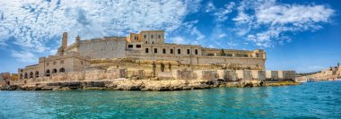 Fort St. Angelo, Malta 'nın dayanıklılığının sembolü görkemli taş duvarlar zengin tarihin sessiz tanığı. Birgu limanı. Malta