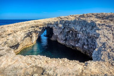 Coral Lagoon 'daki Mavi Delik Bakış açısı, Akdeniz' deki kaya oluşumu. Kayadaki doğal kemer penceresi. Malta Adası Doğal Arazi.