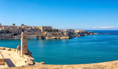 Fort St. Angelo, Malta 'nın dayanıklılığının sembolü görkemli taş duvarlar zengin tarihin sessiz tanığı. Birgu limanı. Saint Elmo Kalesi 'ne bakın. Malta 'nın Kültür Mirası