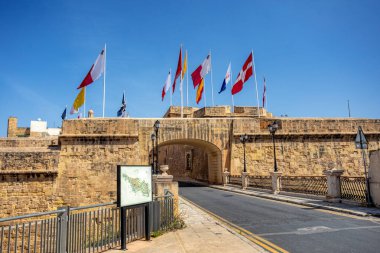 Provence Birgu 'nun kapısı ve Malta bayraklarıyla şehir tahkimatı. Malta 'nın üç şehrinin bir parçası olan Birgu antik kentinin güzel giriş manzarası. Malta 'nın Kültür Mirası