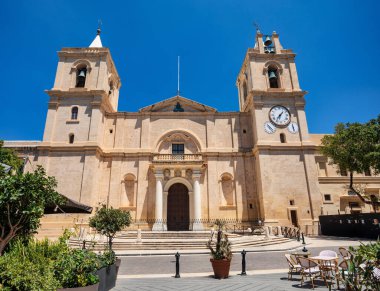 St. John Katedrali 'nin dış görünüşü, Valletta' da oyulmuş taş detaylarıyla Barok mimari tarzını sergiliyor. Malta 'nın Kültür Mirası