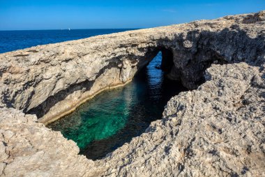 Coral Lagoon 'daki Mavi Delik Bakış açısı, Akdeniz' deki kaya oluşumu. Kayadaki doğal kemer penceresi. Malta Adası Doğal Arazi.