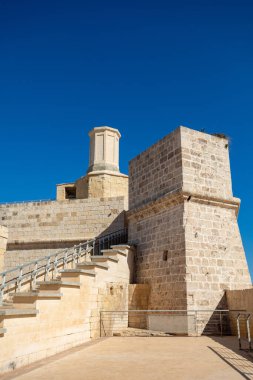 Fort St. Angelo, Malta 'nın dayanıklılığının sembolü görkemli taş duvarlar zengin tarihin sessiz tanığı. Birgu limanı. Saint Angelo Kalesi 'nden görüntü. Malta 'nın Kültür Mirası