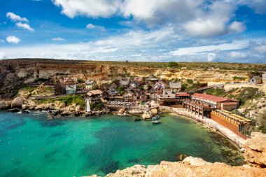 Malta 'daki tuhaf Temel Reis Köyü, ilginç mimarisi ve deniz manzaralı cazibesiyle bir film seti cazibesine dönüştü..