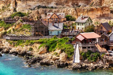 Malta 'daki tuhaf Temel Reis Köyü, ilginç mimarisi ve deniz manzaralı cazibesiyle bir film seti cazibesine dönüştü..