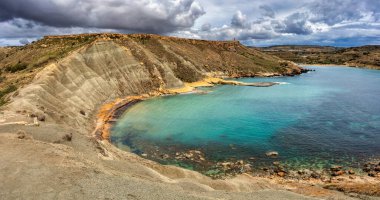 Il-Qarraba, hem Ghajn Tuffieha Körfezi olarak bilinen Riviera Körfezi 'ne hem de kırmızı kumlu Qarthe Körfezi' ne göz kamaştırıcı ayrıcalıklı bir bakış açısı. Malta