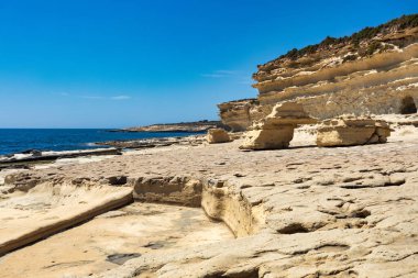 Delimara yarımadasının güzel kıyı manzarası, kayalar ve turkuaz deniz, Saint Peter 's Havuzu, Island Malta doğal manzarası.