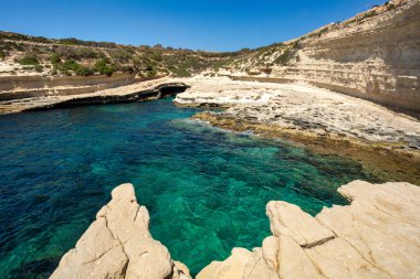 Aziz Peter Havuzu, Delimara yarımadasının güzel kıyı manzarası, kayalar ve turkuaz deniz, ada Malta doğal manzarası..