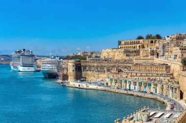 Ortaçağ Malta: Malta 'nın Valletta limanı, Malta' da ikonik kiliseler, tarihi binalar ve lüks yatlar bulunmaktadır. Malta 'nın Kültür Mirası