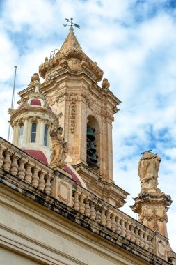 Malta 'daki Majestic Zabbar Kilisesi. Mavi gökyüzüne karşı dimdik duran bir inanç ve miras sembolü..