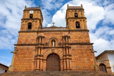 Kolombiya 'nın Santander Bölümü Barichara' daki Temiz Gebelik Kilisesi. Kilisenin yüksek çan kulesi ve güzel pencereleri onu sömürge mimarisinin gerçek bir başyapıtı yapıyor..