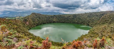 Guatavita Gölü (Laguna Guatavita) Kolombiya And Dağları 'nın Cordillera Oriental bölgesinde bulunur. Muisca yerlilerinin kutsal mekanı. Cundinamarca Departmanı, Kolombiya vahşi doğası.