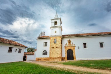 Villa de Leyva 'daki Manastır De Carmelitas Descalzas Plaza Belediye Başkanı olarak bilinen sömürge kasabası Güney Amerika' nın en büyük taşlı meydanı tarihi UNESCO mimarisi. Boyaca, Kolombiya.