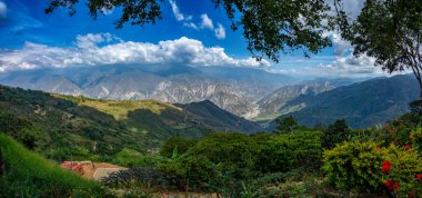 Chicamocha, dünyanın en büyük ikinci kanyonu, Chicamocha Nehri tarafından oyulmuş dik kenarlı kanyon. Santander Bölümü. Kolombiya vahşi doğası. Kanyon, Kolombiya 'nın hazinelerinden biridir.