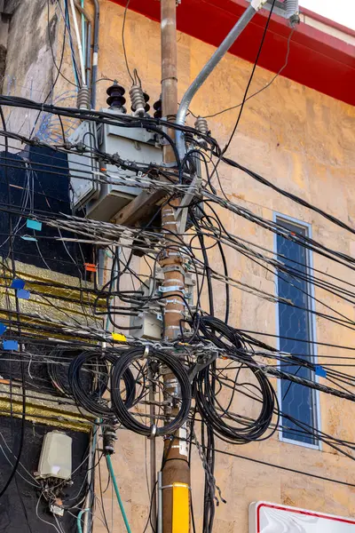 Santa Marta, Kolombiya 'da kaotik elektrik hatları ve elektrik direklerinin dolup taşması. Güney Amerika şehrinde şehir altyapısı aşırı yüklendi.