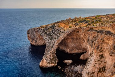 Blue Grotto mağaraları, Akdeniz 'de kaya oluşumu. Kayadaki doğal kemer penceresi. Malta