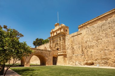 Mdina 'nın güçlendirilmiş ortaçağ kentinin girişi ve kapısı Malta' nın kuzeyindeki sessiz şehir olarak adlandırılıyor..