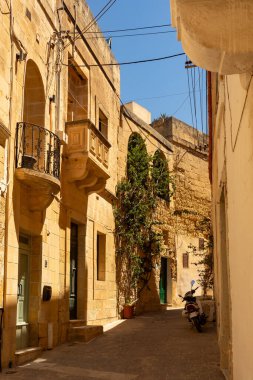 Sessiz şehir Mdina 'da, renkli kapılar ve çiçeklerle süslenmiş dar sokaklar boyunca uzanan geleneksel Malta evleri, yerel mimari ve kültürün özünü yakalıyor. Malta seyahat hedefi.