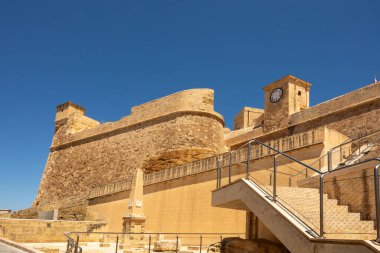 Victoria şehrinin üzerinde antik kale yükseliyor, panoramik manzaralı tarihi bir dönüm noktası. Adalılar için güç ve barınak sembolü. Gozo Adası Malta