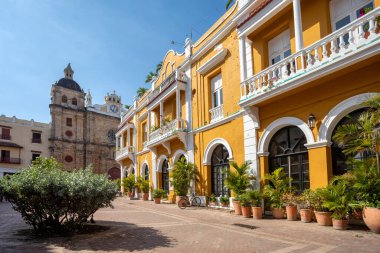 Iglesia de San Pedro Claver Kilisesi, Cartagena de Indias, Kolombiya 'daki sömürge binası. Kilise, San Pedro Claver Manastırı ve Arkeoloji Müzesi 'nin bir dizi dini binanın bir parçasıdır..