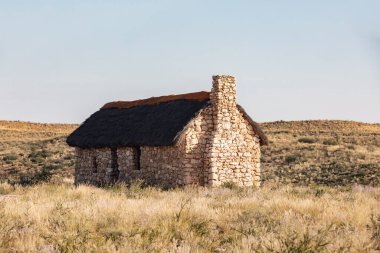 Sert elementlerin yıprattığı yalnız taş ev Güney Afrika 'daki Kalahari Çölü' nün kurak arazisinde bulunur.