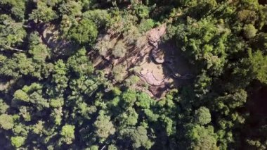 Tayrona medeniyetinin gizli antik kalıntıları Ciudad Perdida Kolombiya ormanının kalbinde. Yukarıdan hava görüntüsü. Kayıp şehir Teyuna. Santa Marta, Sierra Nevada dağları, Kolombiya vahşi doğası