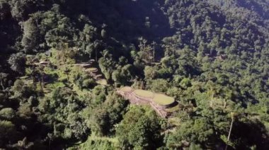 Tayrona medeniyetinin gizli antik kalıntıları Ciudad Perdida Kolombiya ormanının kalbinde. Yukarıdan hava görüntüsü. Kayıp şehir Teyuna. Santa Marta, Sierra Nevada dağları, Kolombiya vahşi doğası