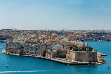Fort St. Angelo, Malta 'nın dayanıklılığının sembolü görkemli taş duvarlar zengin tarihin sessiz tanığı. Birgu limanı. Saint Elmo Kalesi 'nden görüntü. Malta 'nın Kültür Mirası