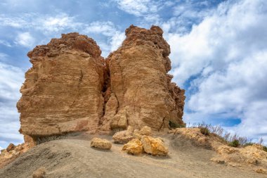 Il-Qarraba 'taki kaya oluşumu, hem Ghajn Tuffieha Körfezi hem de Qarraba Körfezi olarak bilinen kırmızı kumlu Riviera Körfezi üzerinde çarpıcı ayrıcalıklı bir bakış açısı. Malta
