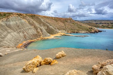 Il-Qarraba 'taki kaya oluşumu, hem Ghajn Tuffieha Körfezi hem de Qarraba Körfezi olarak bilinen kırmızı kumlu Riviera Körfezi üzerinde çarpıcı ayrıcalıklı bir bakış açısı. Malta