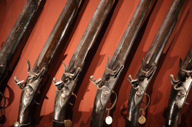 Valletta, Malta - Grandmaster Palace tarihi tüfek sergisine ev sahipliği yapıyor. Antik ateşli silahlar ve askeri eserler sergilendi