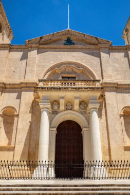 St. John Katedrali 'nin dış görünüşü, Valletta' da oyulmuş taş detaylarıyla Barok mimari tarzını sergiliyor. Malta 'nın Kültür Mirası