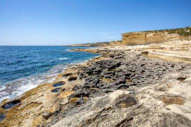 Delimara yarımadasının güzel kıyı manzarası, kayalar ve turkuaz deniz, Saint Peter 's Havuzu, Island Malta doğal manzarası.
