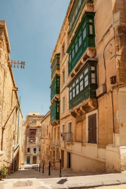 Valletta 'da dar bir sokak, antik çukur tarihi kumtaşı cephelerini ve Malta' nın efsanevi geçmişini gözler önüne seriyor. Malta 'nın Kültür Mirası,